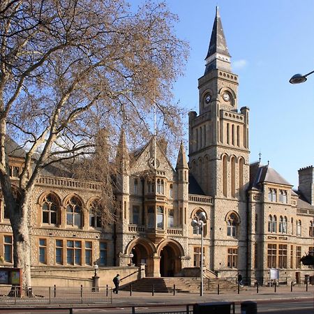 Spacious 2 Bedroom Apartment In Ealing Broadway ภายนอก รูปภาพ