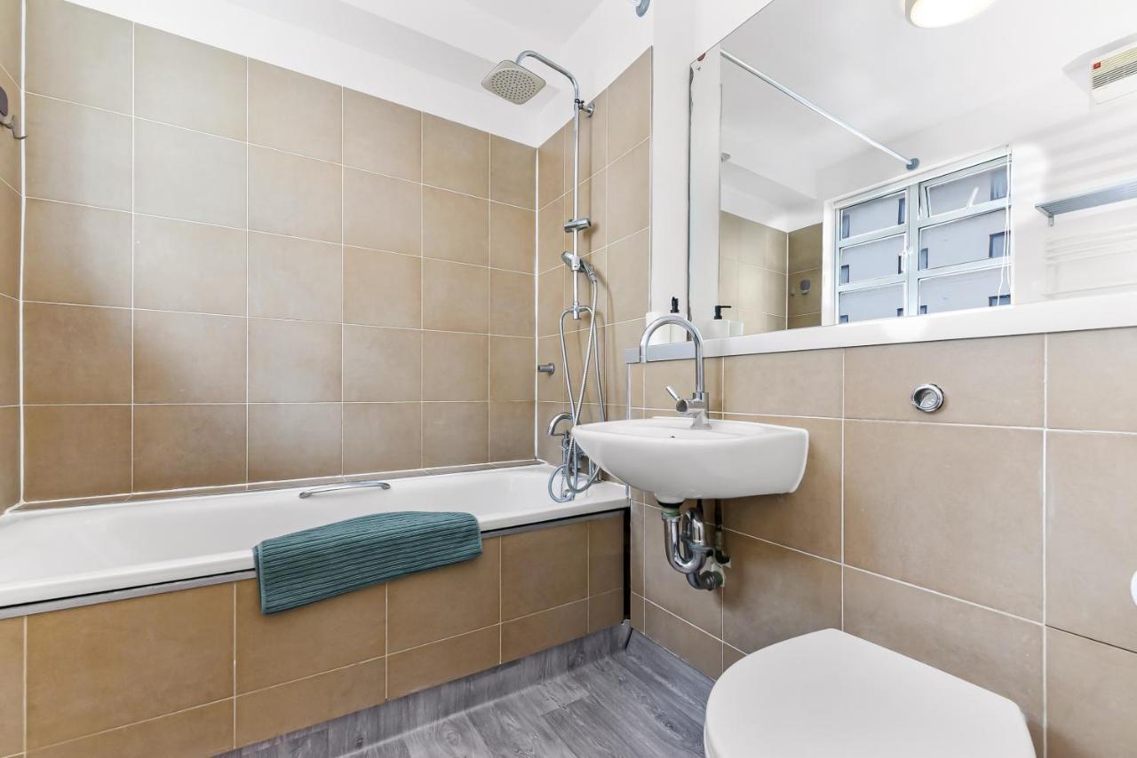 Spacious 2 Bedroom Apartment In Ealing Broadway ภายนอก รูปภาพ