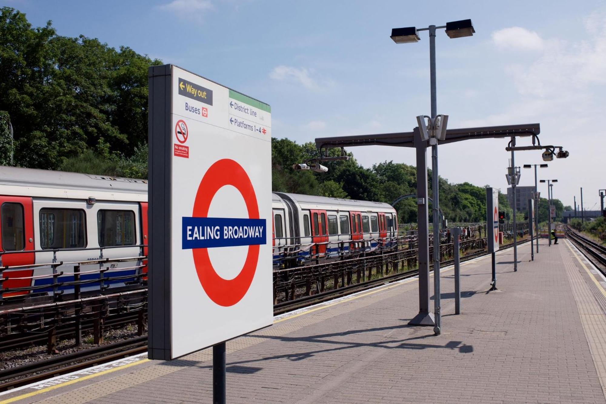 Spacious 2 Bedroom Apartment In Ealing Broadway ภายนอก รูปภาพ